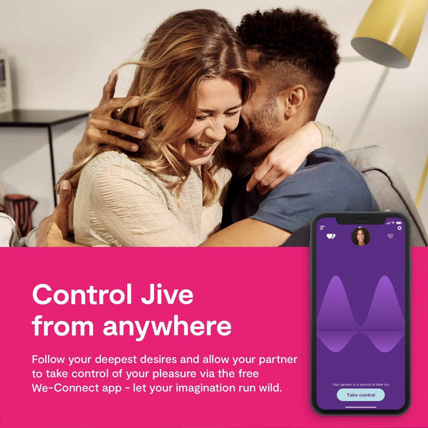 Pareja controlando el vibrador Jive We-Vibe a distancia desde la app