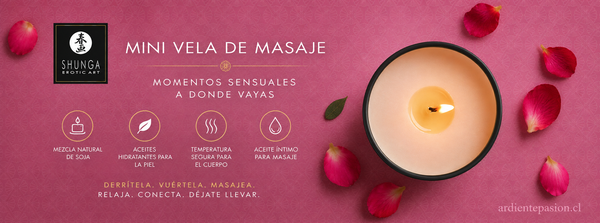 Mini vela de masaje Shunga encendida sobre fondo rosa con pétalos